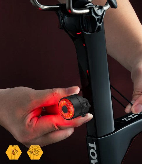 TOWILD TL03 Luz traseira de bicicleta com detecção automática Luz traseira de bicicleta Luz traseira recarregável USB IPX7 à prova d'água 3 modos de segurança Ultra brilhante para passeios noturnos de segurança